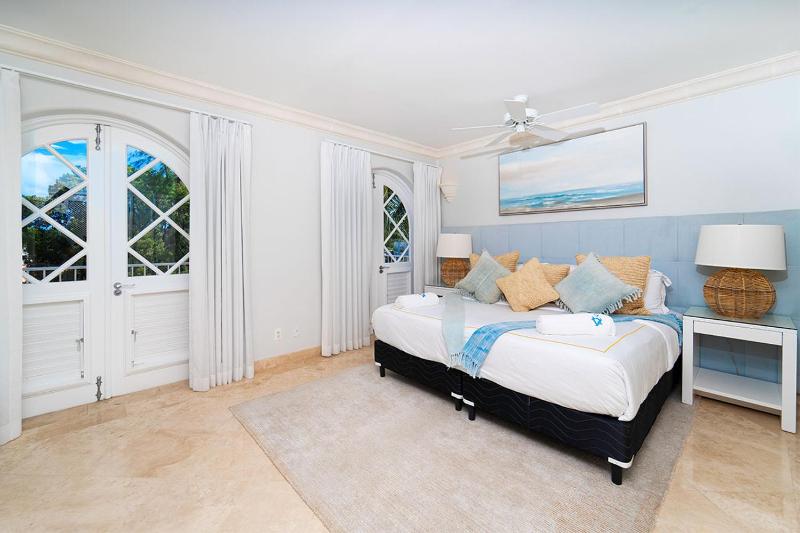 Modern Beachfront Condo - St Peters Bay 402 - image 10