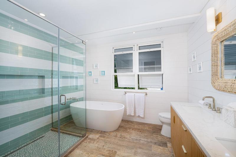 Beachfront Villa with Plunge Pool - Sea Breeze House 4 bed - image 3