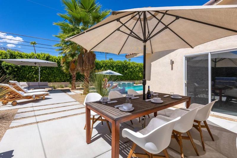 Palm Springs Luxury Pool Hot Tub & Downtown Access - image 13