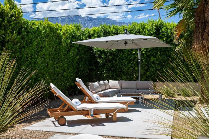 Palm Springs Luxury Pool Hot Tub & Downtown Access - image 32