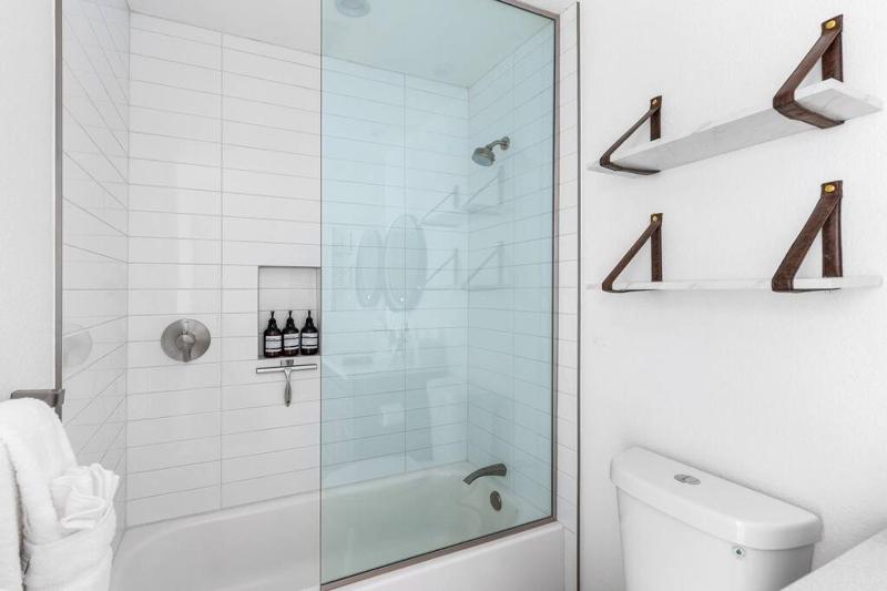Palm Springs Luxury Pool Hot Tub & Downtown Access - image 4