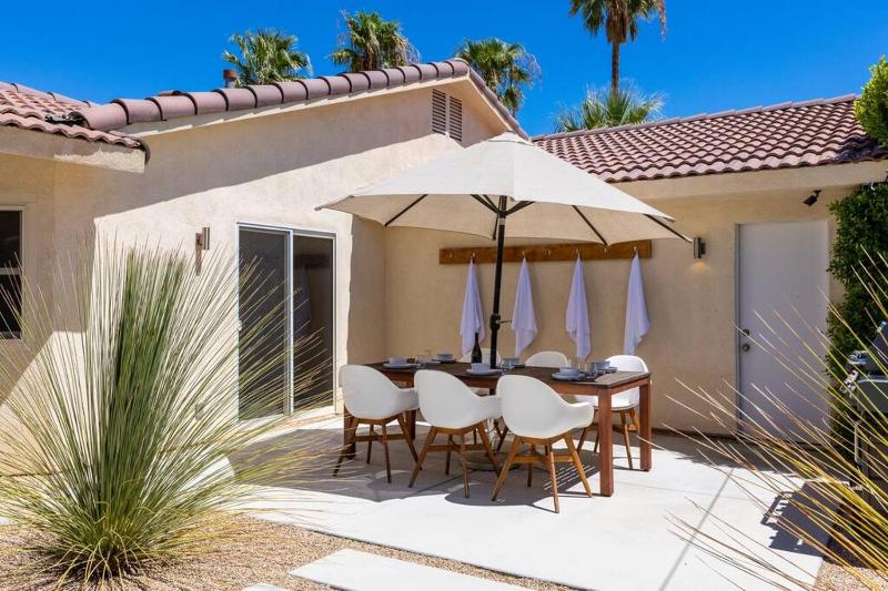 Palm Springs Luxury Pool Hot Tub & Downtown Access - image 40
