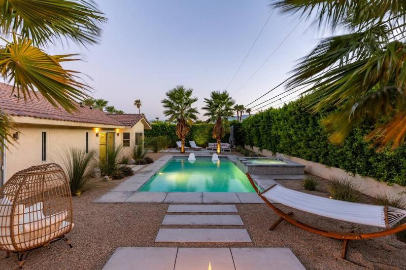 Palm Springs Luxury Pool Hot Tub & Downtown Access - image 8
