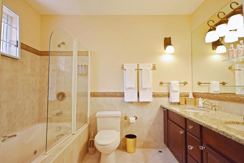 3 Min Walk to Beach - Blessed Manor 5 Bed House - image 12