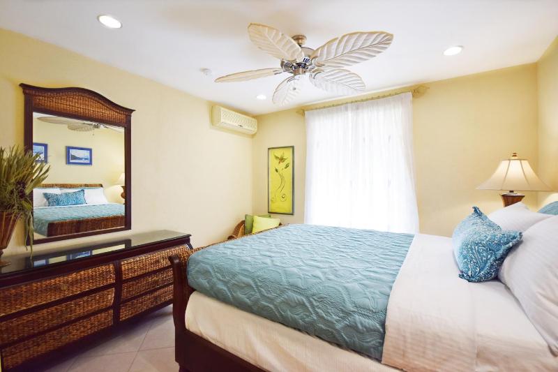 3 Min Walk to Beach - Blessed Manor 5 Bed House - image 4