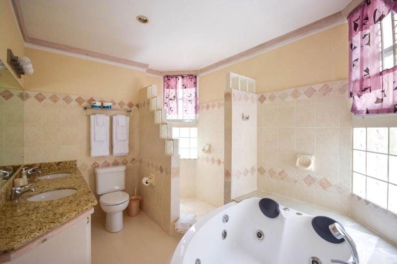 Beachfront 2-Bed Condo with Plunge Pool - Indramer 1 - image 14