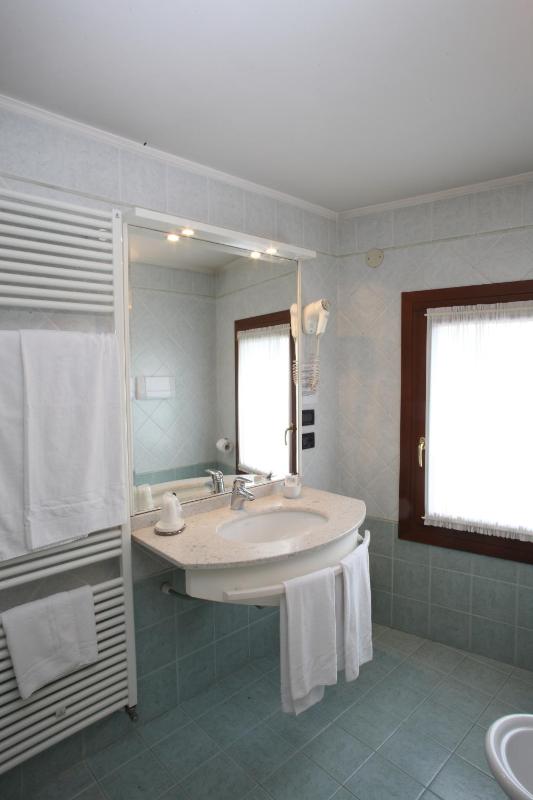 Quadruple Room image 3