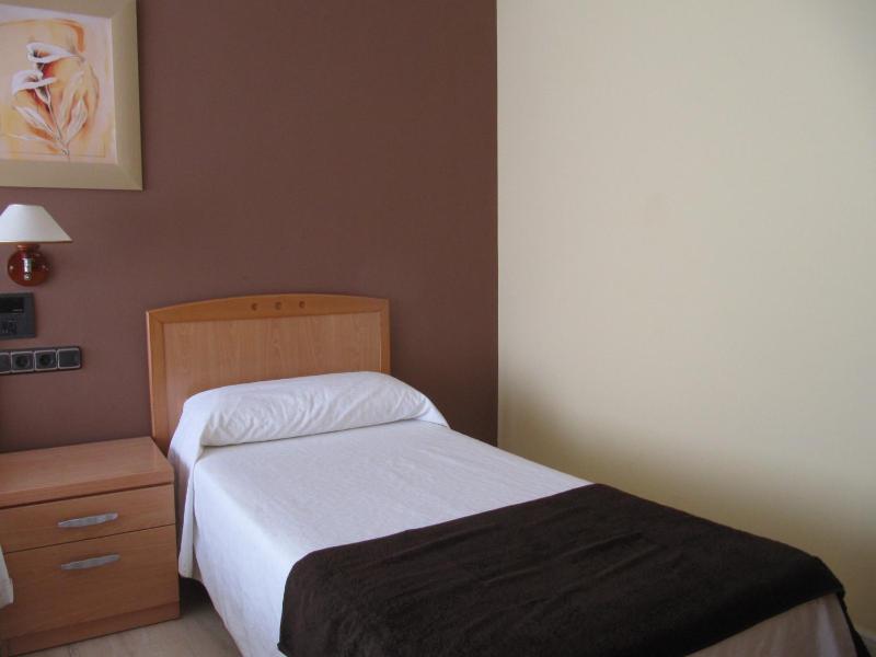 Twin Room with City View image 2