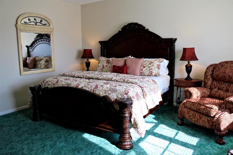Deluxe King Room image 3