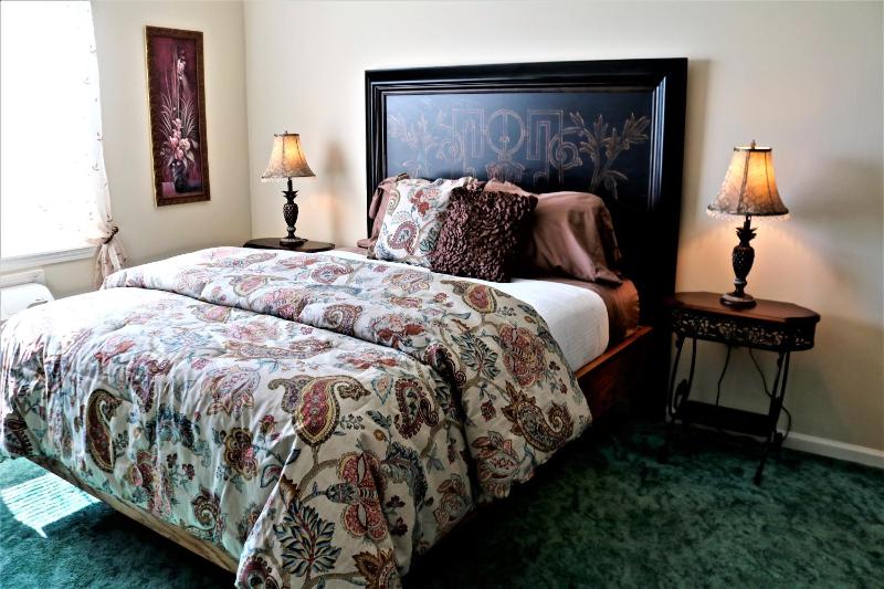 Deluxe Queen Room image 3