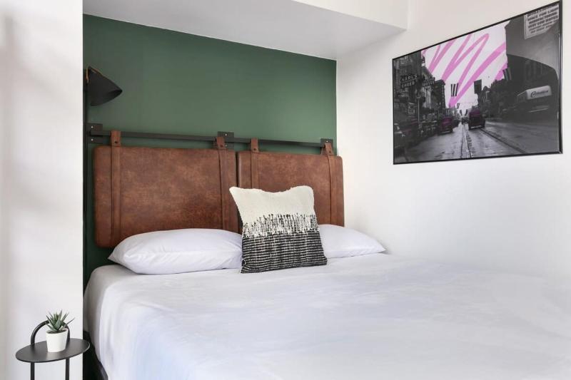 Gaslamp Chic suite Queen Bed and Smart Comforts - image 3