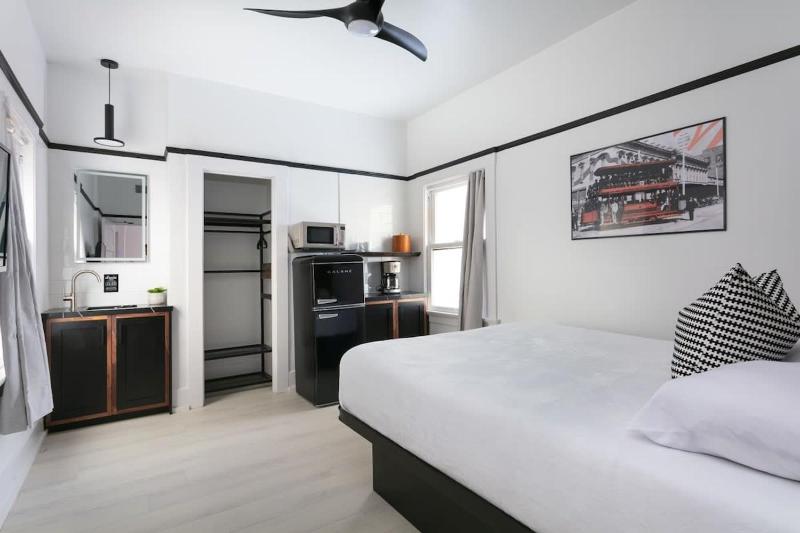 Private suite Retreat Kitchenette & Fast WiFi - image 1