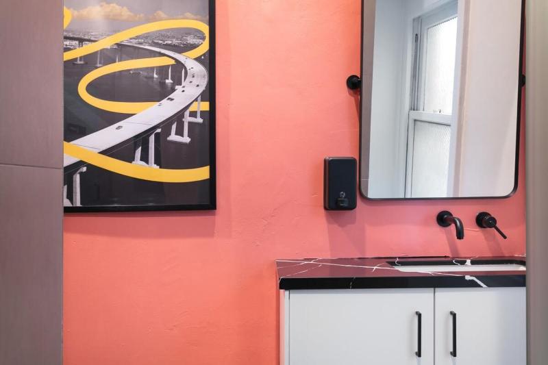 Private suite Retreat Kitchenette & Fast WiFi - image 4