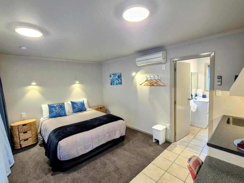 Absolute Lake View Motel - image 38