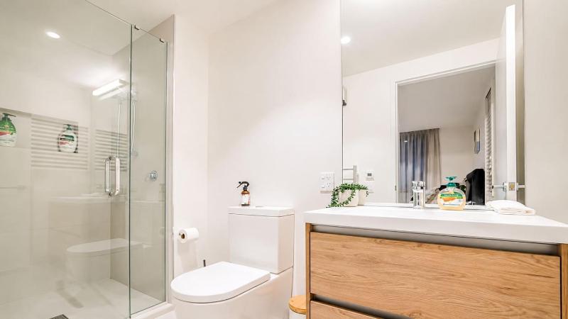 Bright 2 Bedroom Apartment in Central Christchurch - image 36