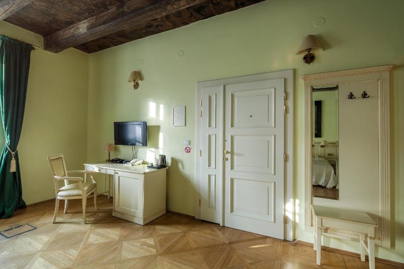 Deluxe Double or Twin Room image 3