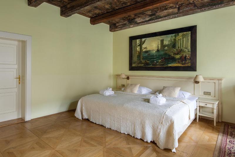 Deluxe Double or Twin Room image 2