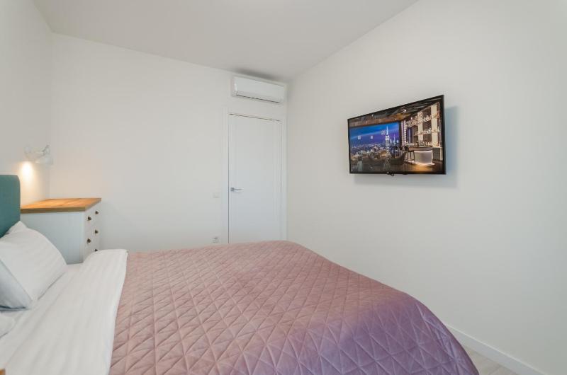 19-96 Kvartet Vasyl Lypkivskyi 16v Kyiv railway station metro nearby stunning city view Petrovdom Apartment - image 15