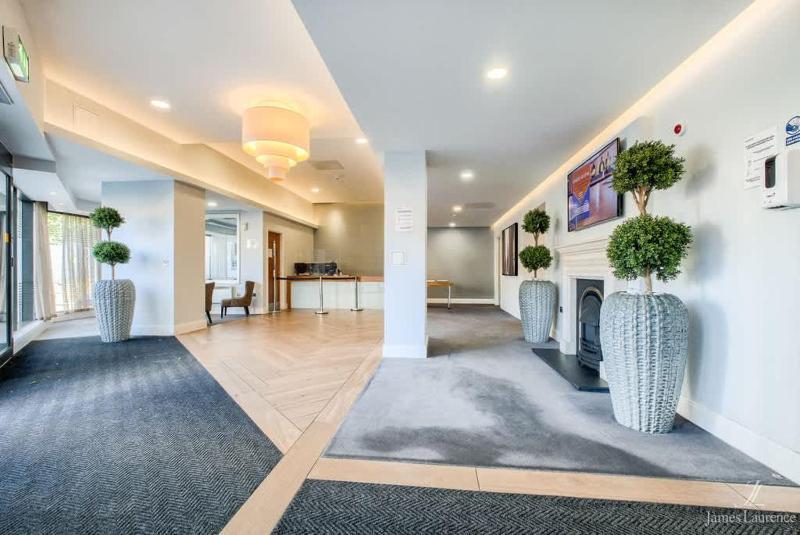 Pet-friendly 1BR Apt sleeps 4 in BMH Centre with Parking - image 22