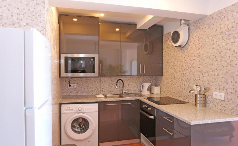 A06 - Seaview 1 Bed Apartment - image 7
