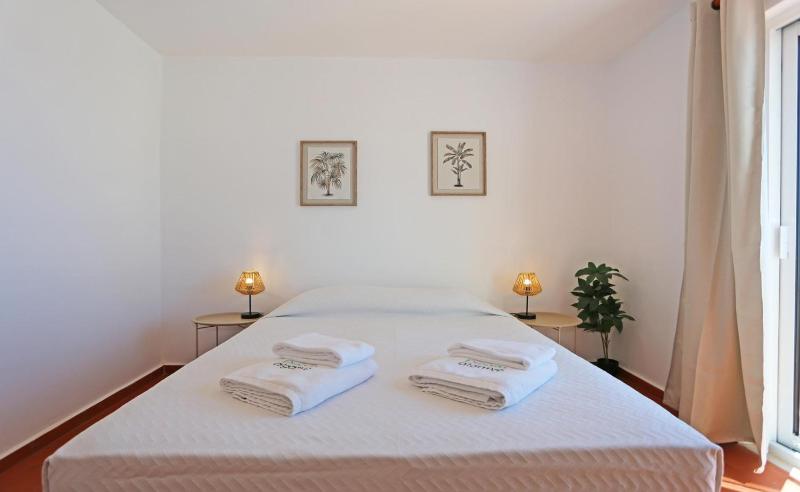 A06 - Seaview 1 Bed Apartment - image 2