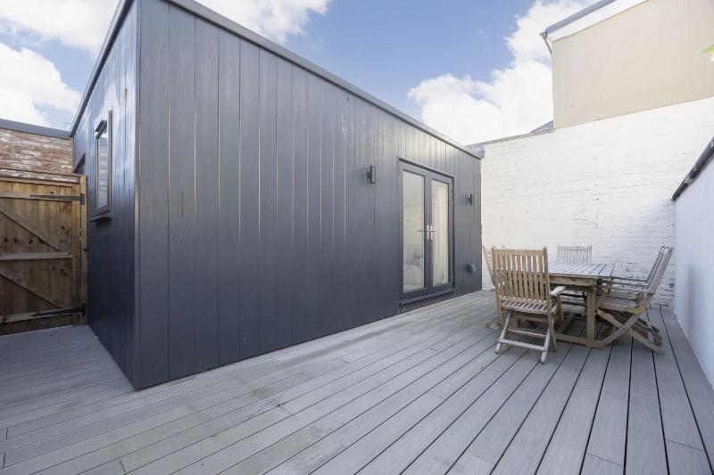 The Den: A Hidden Retreat in Montpellier - image 12