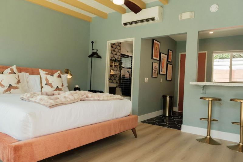 Mod Retreat in Vibrant Palm Springs - image 8
