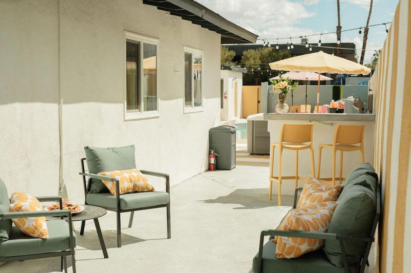 Mod Retreat in Vibrant Palm Springs - image 28