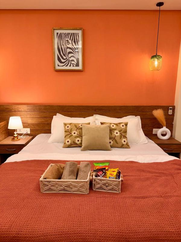 Luxury 1BHK on Golf Course Road with Self Check In - image 2
