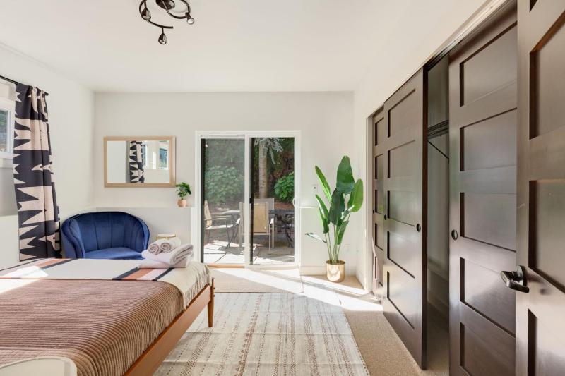 3BR 2.5BA The Orcas Parkside- In Seward Park near the lake - image 2