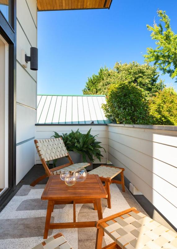 3BR 2.5BA The Orcas Parkside- In Seward Park near the lake - image 13