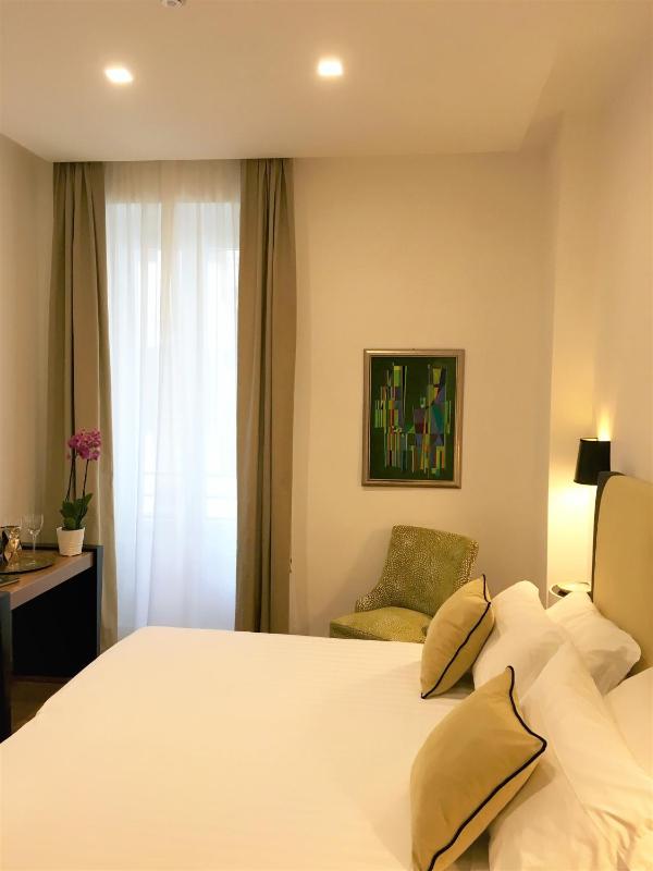 Deluxe Double or Twin Room image 1
