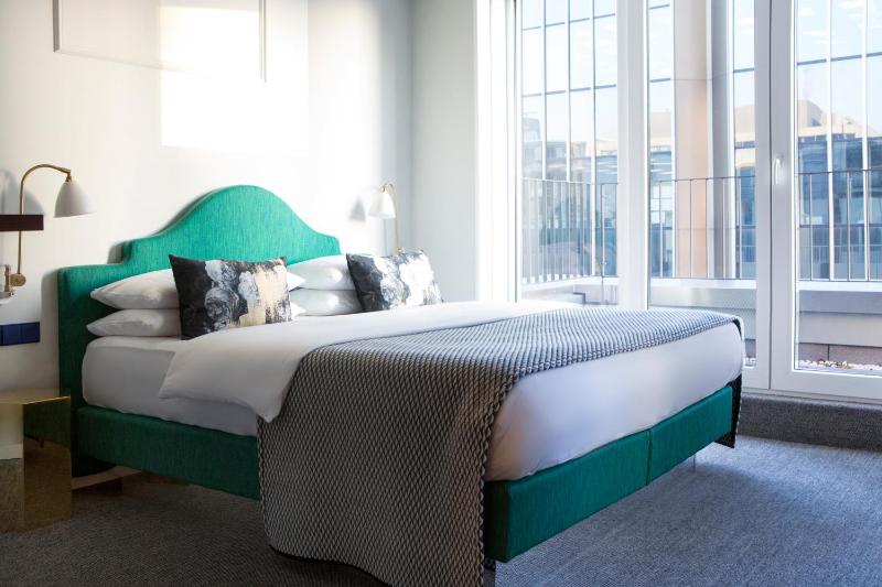 Double Room with Balcony image 2