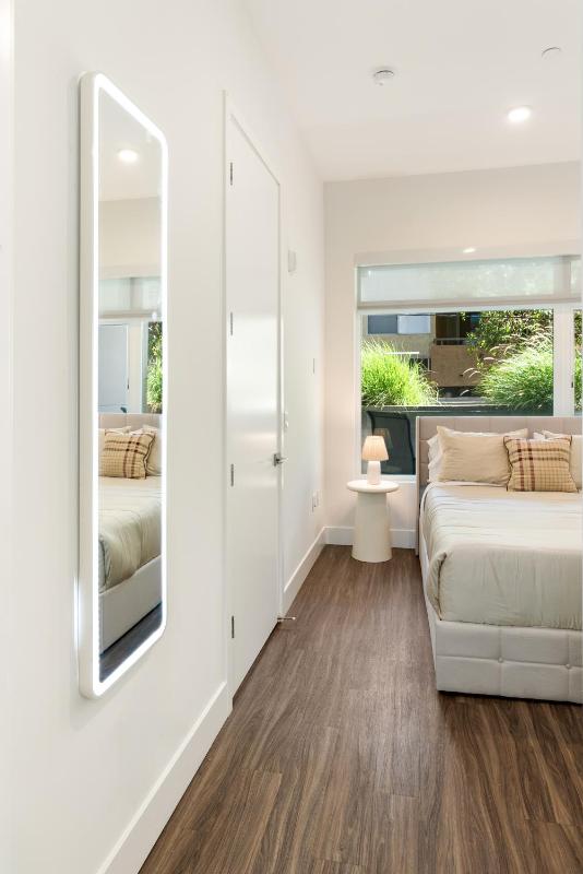 Elegant Hollywood 1BD Pool Parking Gym - image 10