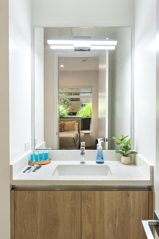 Elegant Hollywood 1BD Pool Parking Gym - image 5