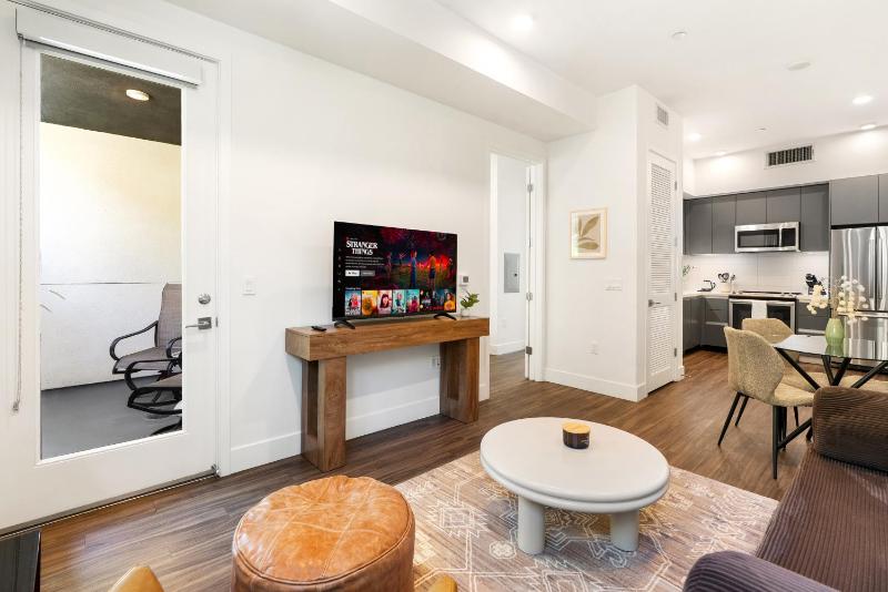 Elegant Hollywood 1BD Pool Parking Gym - image 12