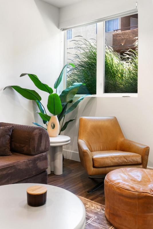Elegant Hollywood 1BD Pool Parking Gym - image 15