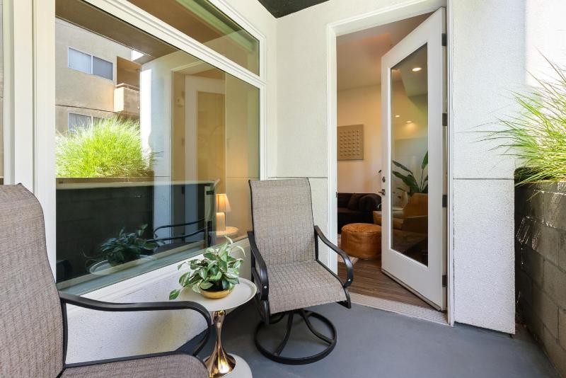 Elegant Hollywood 1BD Pool Parking Gym - image 13