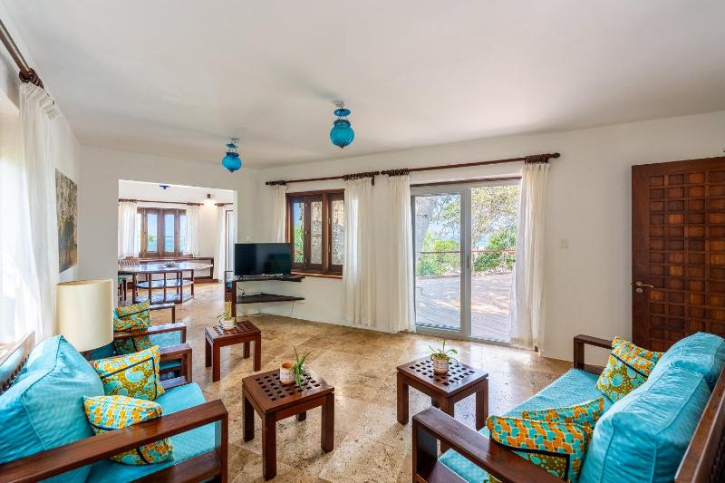 Tequila Sunrise Beach Villa-Diani Beach - image 16