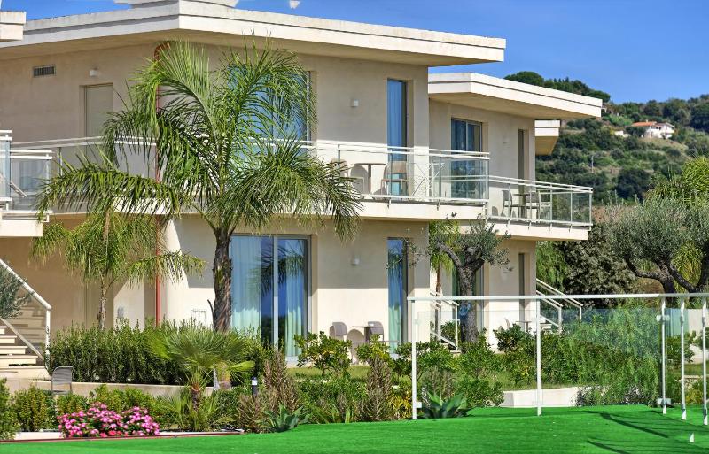 Deluxe Room (2 Adults + 1 Child) image 3