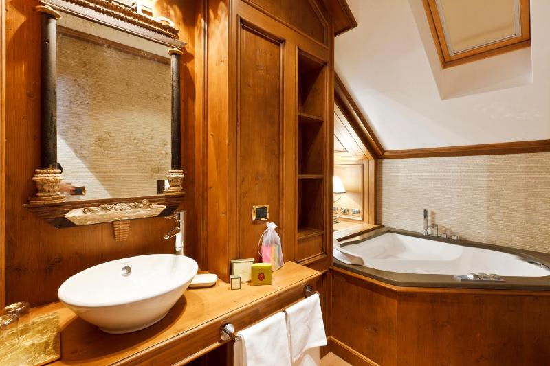 Suite with Jacuzzi image 4