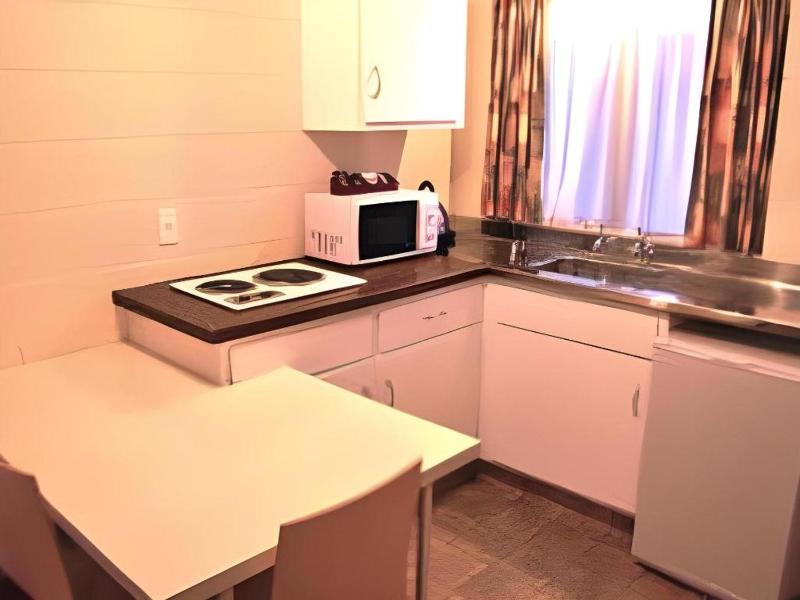 Barcelona Motel - image 13