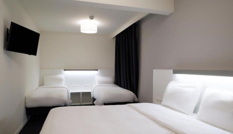 Standard Quadruple Room image 2
