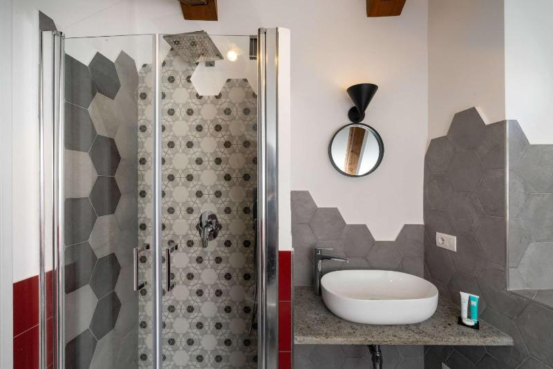 Antique Villa Lucia by Feeling Italy in Town Center with Pool Sea Views and Daily Housekeeping - image 7