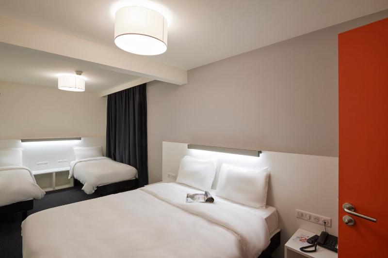Standard Quadruple Room image 4