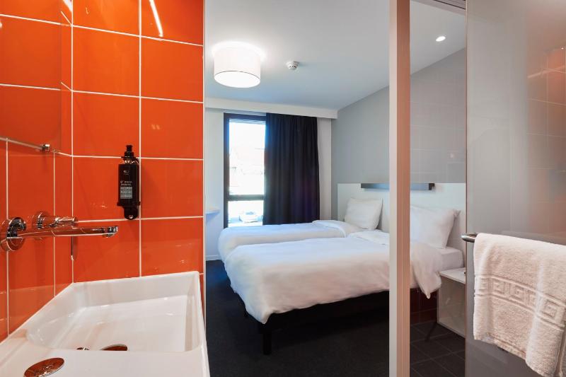 Standard Twin Room image 3