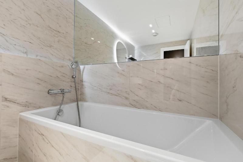 Eurovea Tower Apartment 36th Floor Castle View & Free Parking - image 7