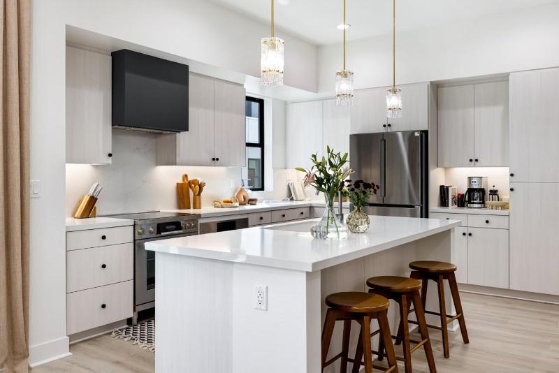 NEW Echo Park 3BR Home with Rooftop Deck And Views - image 16