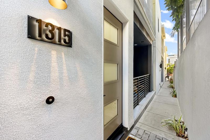 NEW Echo Park 3BR Home with Rooftop Deck And Views - image 10