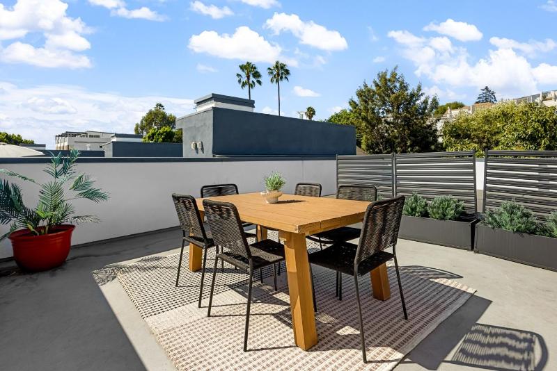 NEW Echo Park 3BR Home with Rooftop Deck And Views - image 13